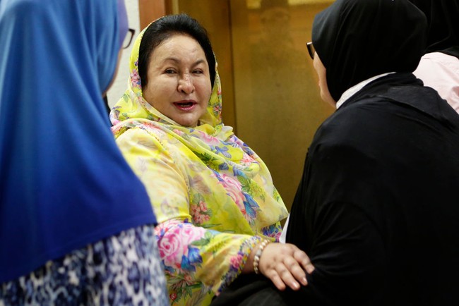 Siew Tuck menuliskan analisanya mengenai wajah istri Najib Razak ini di media sosialnya. Dia mengungkapkan bentuk wajah Rosmah sekarang yang terlihat aneh adalah akibat dari berbagai tindakan aesthetic yang pernah dilakukannya di masa lalu. Foto: Dok. Getty Images/AFP