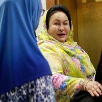 Siew Tuck menuliskan analisanya mengenai wajah istri Najib Razak ini di media sosialnya. Dia mengungkapkan bentuk wajah Rosmah sekarang yang terlihat aneh adalah akibat dari berbagai tindakan aesthetic yang pernah dilakukannya di masa lalu. Foto: Dok. Getty Images/AFP