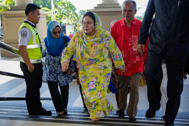 Hakim yang memimpin sidang Rosmah Mansor mengatakan pihaknya menemukan bukti bahwa Rosmah terlibat kasus korupsi suaminya, Najib Razak. Saya menemukan tanda terima 187,5 juta ringgit diterima secara korup, tuduhan kedua menerima 1,5 juta ringgit dan tuduhan ketiga menerima 5 juta ringgit diterima secara korup sebagai imbalan untuk mendapatkan kontrak pemerintah Jepak Holdings Sdn Bhd melalui negosiasi langsung,” ujar Hakim Pengadilan Tinggi Mohamed Zaini Mazlan saat menyampaikan putusannya. Foto: Dok. Getty Images/AFP