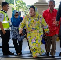 Hakim yang memimpin sidang Rosmah Mansor mengatakan pihaknya menemukan bukti bahwa Rosmah terlibat kasus korupsi suaminya, Najib Razak. Saya menemukan tanda terima 187,5 juta ringgit diterima secara korup, tuduhan kedua menerima 1,5 juta ringgit dan tuduhan ketiga menerima 5 juta ringgit diterima secara korup sebagai imbalan untuk mendapatkan kontrak pemerintah Jepak Holdings Sdn Bhd melalui negosiasi langsung,” ujar Hakim Pengadilan Tinggi Mohamed Zaini Mazlan saat menyampaikan putusannya. Foto: Dok. Getty Images/AFP