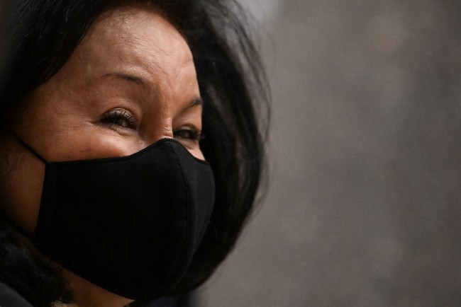 “Rosmah, istri dari mantan Perdana Menteri Malaysia Najib Razak, sudah lama menjadi contoh buruknya prosedur operasi plastik yang dilakukannya. Dialah contoh hidup dari tindakan estetik yang hasilnya seharusnya tidak seperti itu,” tulis sang dokter. Foto: Dok. Getty Images/AFP