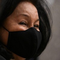 “Rosmah, istri dari mantan Perdana Menteri Malaysia Najib Razak, sudah lama menjadi contoh buruknya prosedur operasi plastik yang dilakukannya. Dialah contoh hidup dari tindakan estetik yang hasilnya seharusnya tidak seperti itu,” tulis sang dokter. Foto: Dok. Getty Images/AFP