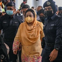 Pengadilan Ferderal Malaysia memberikan vonis 10 tahun penjara dan denda $216 million pada Rosmah Mansor dalam sidang yang digelar 1 September 2022. Mantan ibu negara itu dinyatakan bersalah atas tuduhan meminta dan menerima suap sebesar 194 juta ringgit atau setara Rp 643 miliar. Suap itu diterimanya sebagai imbalan untuk membantu kontrak pemerintah 1,25 miliar ringgit (Rp 4,1 triliun) untuk memasok energi ke sekolah-sekolah pedesaan di negara bagian Sarawak. Foto: Dok. Getty Images/AFP