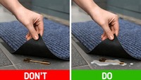 Simpan kunci palsu di bawah keset, si pencuri akan percaya itu kunci yang asli dan berusaha membuka pintu sambil panik karena nggak berhasil terbuka. Foto: Dok. Brightside