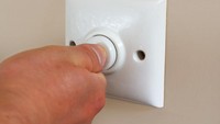 Pasang lampu sensor atau pakai timer untuk nyala dan mati di waktu yang sudah ditentukan. Foto: Dok. Brightside