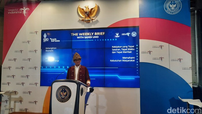 Sandia Uno dalam Weekly Press Briefing