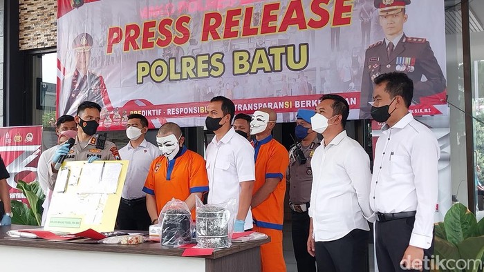 SB (tengah) saat dihadirkan dalam rilis kasus perjudian di Kota Batu