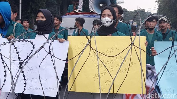 Sejumlah mahasiswa dari perguruan tinggi di Bogor menggelar aksi demonstrasi menolak kenaikan harga bahan bakar minyak (BBM) di dekat Istana Bogor. (M Sholihin/detikcom)