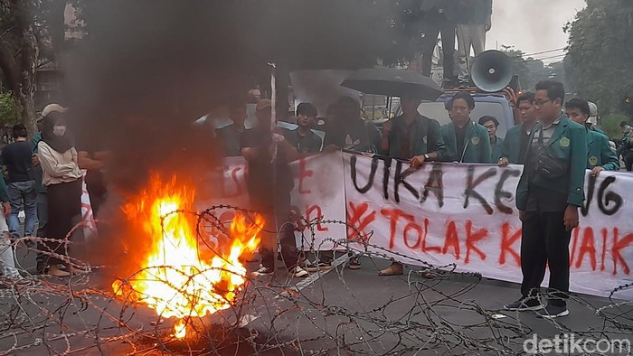 Sejumlah mahasiswa dari perguruan tinggi di Bogor menggelar aksi demonstrasi menolak kenaikan harga bahan bakar minyak (BBM) di dekat Istana Bogor. (M Sholihin/detikcom)