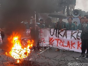 Demo Tolak Harga BBM Naik, Mahasiswa Bakar Ban Dekat Istana Bogor