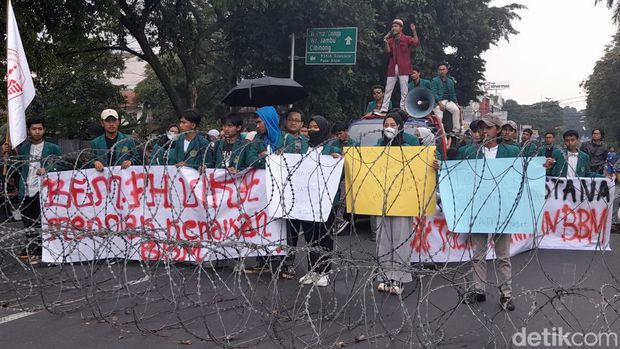 Sejumlah mahasiswa dari perguruan tinggi di Bogor menggelar aksi demonstrasi menolak kenaikan harga bahan bakar minyak (BBM) di dekat Istana Bogor. (M Sholihin/detikcom)
