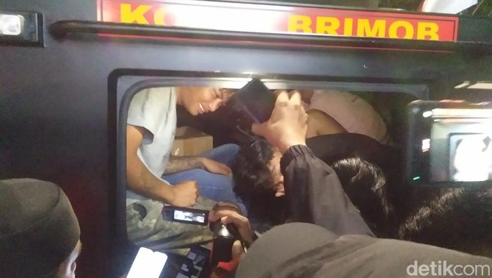 Sejumlah orang diamankan terkait demo ricuh di depan UNM Makassar, Jalan AP Pettarani.