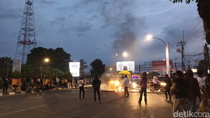 Sekelompok massa menutup Jalan AP Pettarani, Makassar. (Isti/detikSulsel)