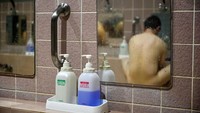 Pengunjung membersihkan diri sebelum berendam air panas di kolam. Tidak banyak Sento yang bertahan, mereka mencoba bangkit kembali dengan renovasi. Sementara yang lain berubah menjadi tempat nongkrong kekinian.