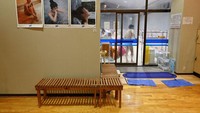 Tepat sebelum dibuka setiap sore, para lansia berkumpul di luar salah satu pemandian gaya lama terakhir di Tokyo dengan membawa kain flanel, sabun, dan sampo untuk berendam seperti biasa.