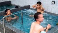 Onsen dan Sento memiliki fasilitas dan suasana berbeda. Banyak onsen terletak di daerah pegunungan yang indah, sementara Sento di tengah kota yang padat. Jika Onsen mampu bertahan, beda cerita dengan Sento. (Philip Fong/AFP/Getty Images)