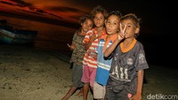 Potret anak-anak bermain sore hari di Wini, NTT. Interaksi permainan tanpa gagdet mendorong kemampuan bersosialisasi, meningkatkan empati, sehat berkeringat karena bergerak dan terhindar dari cahaya gadget berlebihan. 