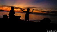 Siluet anak-anak bermain saat senja. Anak-anak perlu berinteraksi dengan teman sebaya, dengan keluarganya, dan dengan alam.