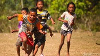 Anak-anak bermain sepakbola di Kota Wini, Kabupaten Timor Tengah Utara (TTU), Provinsi Nusa Tenggara Timur, pertengahan Agustus lalu.   