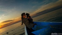 Menikmati matahari terbenam di Wini NTT lebih terasa meski tanpa gadget.