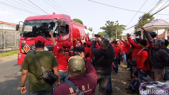 Serikat buruh migas Tasikmalaya berusaha mencegat truk tangki BBM di Jalan Garuda Tasikmalaya.