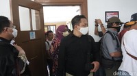 Ketiga terdakwa lainnya yang mengenakan kemeja putih, tiba setelah Ade Yasin duduk terlebih dahulu di kursi ruang sidang 4.