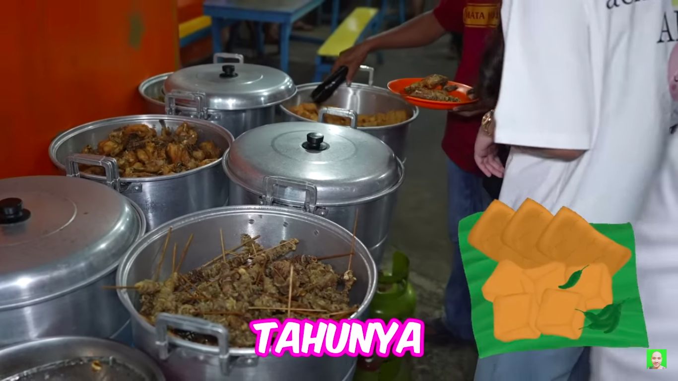 Sisca Kohl pertama kali makan pecel lele di warung tenda