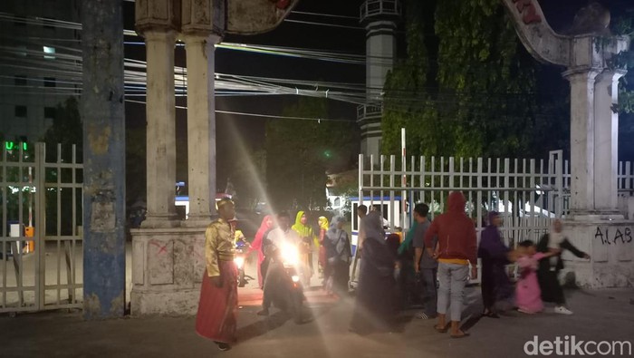 Situasi saat tamu undangan dievakuasi ke luar Gedung 45 di tengah situasi bentrok