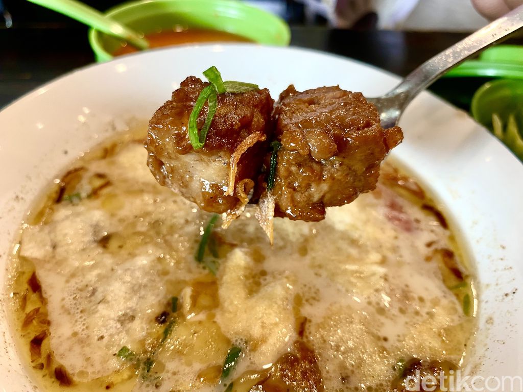 Soto Betawi Ny. Afung tawarkan menu soto oseng saikoro Aussie yang lumer di mulut.