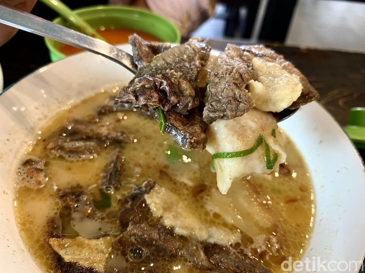 Nikmatnya Soto Betawi Pakai Topping Paru dan Saikoro Empuk Lembut