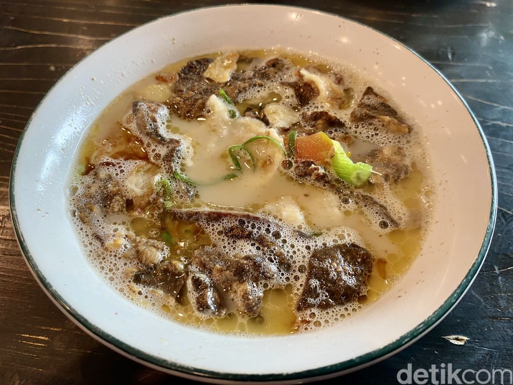 Soto Betawi Ny. Afung tawarkan menu soto oseng saikoro Aussie yang lumer di mulut.