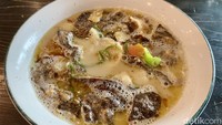 Untuk menu soto Betawi biasa, kami memesan dengan isian paru. Potongan paru yang disajikan cukup banyak dan besar. Teksturnya sangat kami sukai, karena agak renyah garing. Foto: detikFood / Yenny Mustika Sari