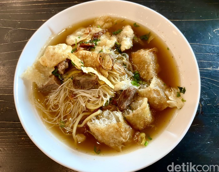 Soto Betawi Ny. Afung Soto Betawi Ny. Afung tawarkan menu soto oseng saikoro Aussie yang lumer di mulut.
