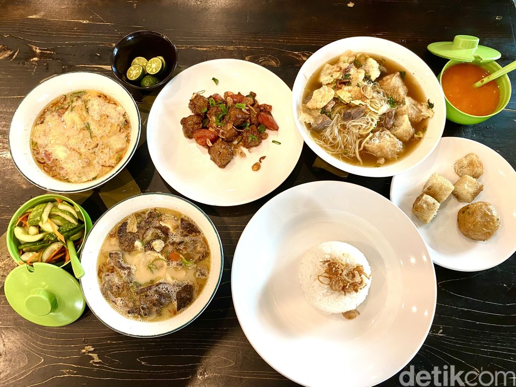Soto Betawi Ny. Afung tawarkan menu soto oseng saikoro Aussie yang lumer di mulut.