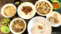 Soto Betawi biasanya disajikan dengan potongan daging sapi biasa atau jeroan. Namun, Soto Betawi Ny. Afung agak berbeda dengan lainnya. Karena menyediakan menu soto daging yang mewah atau premium. Foto: detikFood / Yenny Mustika Sari