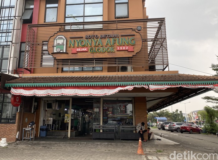 Soto Betawi Ny. Afung Soto Betawi Ny. Afung tawarkan menu soto oseng saikoro Aussie yang lumer di mulut.