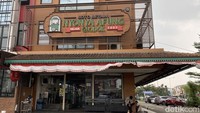 Tempat makan soto Betawi enak ini sudah berdiri sejak 1980-an. Pertama kali, gerainya berada di kawasan Glodok, Jakarta Barat. Kini sudah memiliki beberapa cabang, termasuk di Gading Serpong, Tangerang, Banten. Foto: detikFood / Yenny Mustika Sari