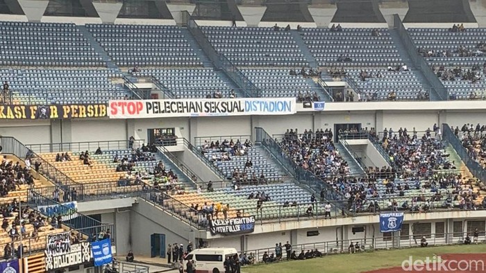 Spanduk Viking Girls menentang kekerasan seksual di dalam stadion.