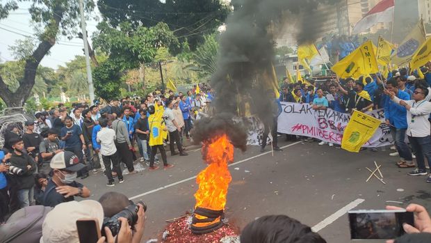 Suasana demonstrasi protes kenaikan BBM di Patung Kuda, Jakpus