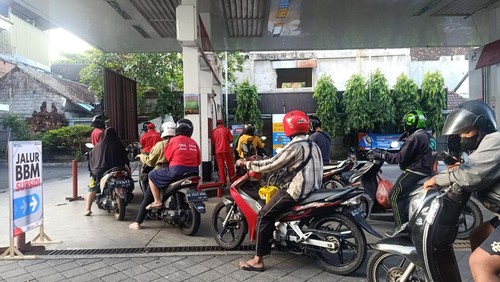Suasana di Pertamina 54.801.39 atau SPBU Kamboja, Denpasar, Bali pada Sabtu (3/9/2022) pasca pemerintah menaikkan harga BBM jenis Pertalite, Solar dan Pertamax