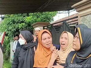 Tangis Keluarga Pecah Saat Jasad Aipda Ahmad Tiba di Rumah Duka
