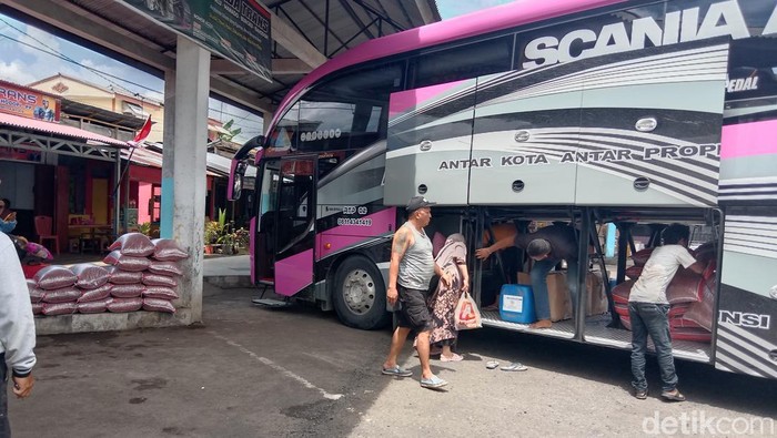 Tarif bus Trans Sulawesi rute Manado-Sulawesi Tengah rata-rata mengalami kenaikan Rp 100 ribu.