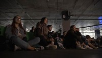 Sejumlah warga berinisiatif untuk membangun bioskop di lahan parkir untuk menghibur para korban perang.