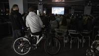 Sejumlah tempat rekreasi warga di Kharkiv tinggal puing-puing, termasuk bangunan bioskop.  