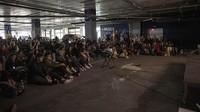 Tampak ratusan warga Ukraina memadati lahan parkir yang diubah menjadi bioskop ini.