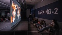 Mereka menonton sejumlah film yang diputar lewat proyektor. Tak disebutkan jenis film yang diputar.
