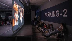 Tempat Parkir di Ukraina Disulap Jadi Bioskop, Begini Penampakannya