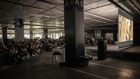 Warga menonton film di tempat parkir di Kharkiv, Ukraina, Minggu (4/9/2022).