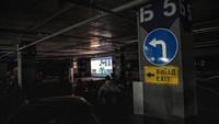 Sebuah tempat parkir di Kharkiv disulap menjadi ruang bioskop.  