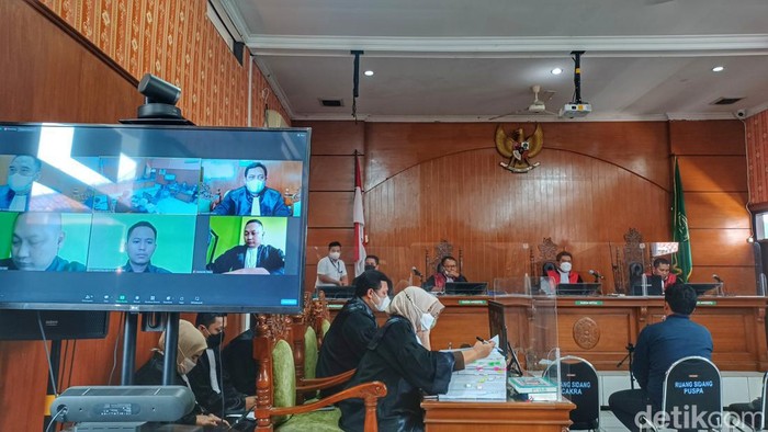 Terdakwa kasus penipuan aplikasi Quotex, Doni Salmanan kembali menjalani sidang di Pengadilan Negeri (PN) Bale Bandung, Senin (5/9/2022). Dalam agendanya Jaksa Penuntut Umum (JPU) kembali menghadirkan satu orang saksi.